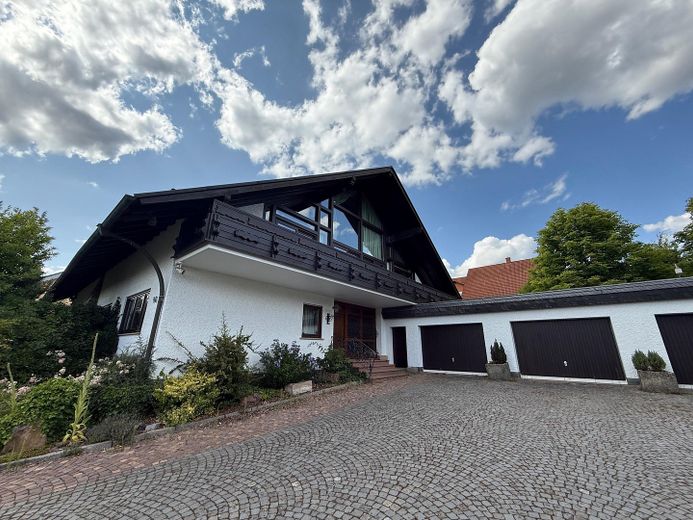 Viel Raum zum Leben: Riesige Landhausvilla in Neuhof/Fulda! – Titelfoto