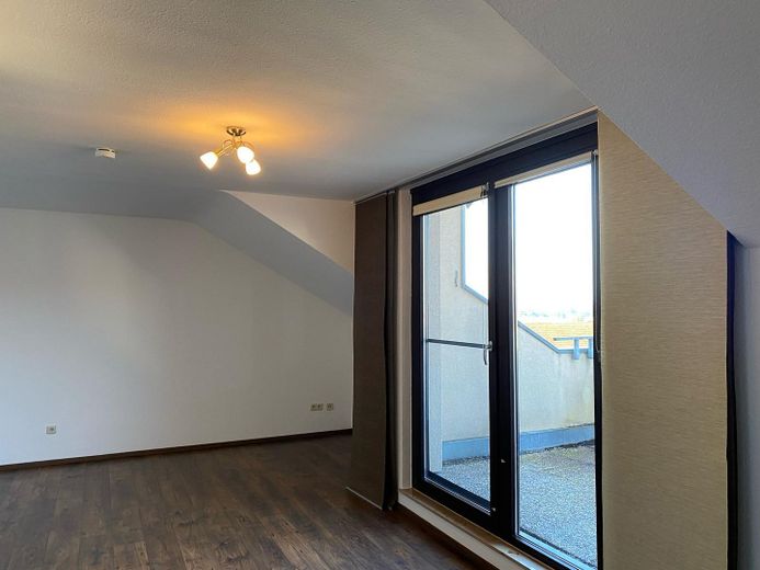 Helles 1-Zimmer-Dachgeschoss-Apartment mit großer Dachterrasse in der Nähe des UKGM – Wohnraum