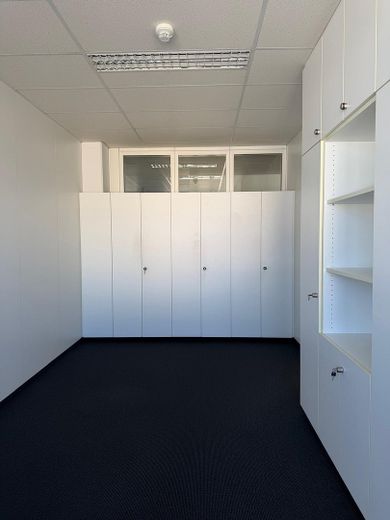 270 m² Bürofläche | Stuttgart-Vaihingen | flexibel nutzbar | sofort frei | provisionsfrei – Raum mit Einbauschränken