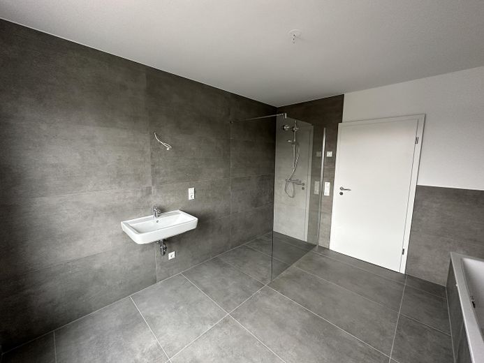Premium 3-Zimmer-Maisonette-Wohnung mit offener Wohn-Ess-Küche, Dachterrasse & Fußbodenheizung – DG Badezimmer inkl. Fenster