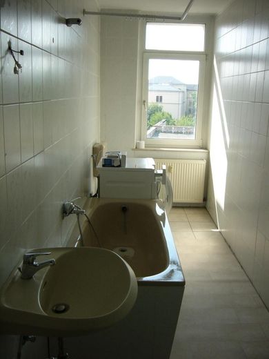 239.000 €, sonnige 3ZKB- Weitblick, fast am Hbf Leipzig, 15500 € Kaltmiete/Jahr, von Privat – Bad 