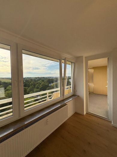 Première occupation après rénovation complète : appartement lumineux de 3,5 pièces avec 2 balcons, cuisine équipée et garage en sous-sol – Wohnzimmer/Balkon