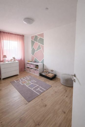 Bellissima casa bifamiliare con ampio giardino, piscina, garage, cucina componibile ecc. – Kinderzimmer