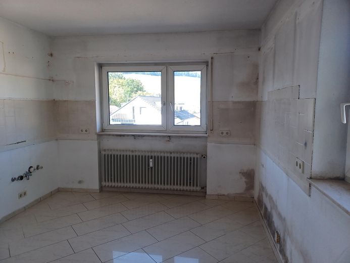 Przestronne, świeżo wyremontowane mieszkanie 3,5-pokojowe o powierzchni 115 m², z dużym balkonem, garażem i miejscem parkingowym – Küche vor Renovierung
