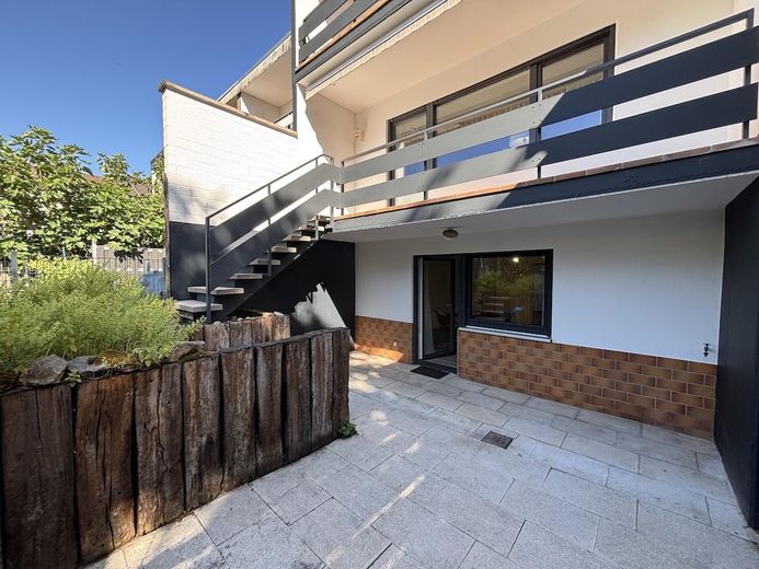 Şık ambiyansa sahip modern yaşam – Rückansicht von der Terrasse
