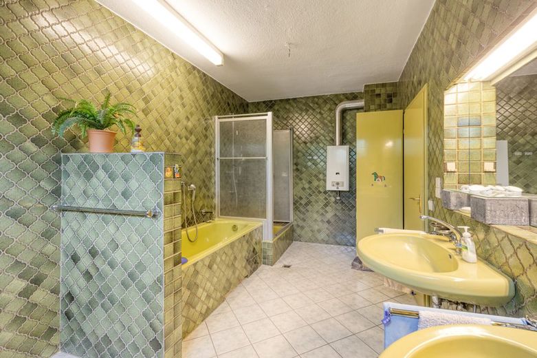 ***** Haus sucht glücklichen Bewohner, Großzügiges Domizil mit vielen Extras ***** – Badezimmer