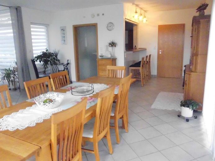 Schauenburg, Bungalow + ELW – Esszimmer mit Blick auf Küchentheke