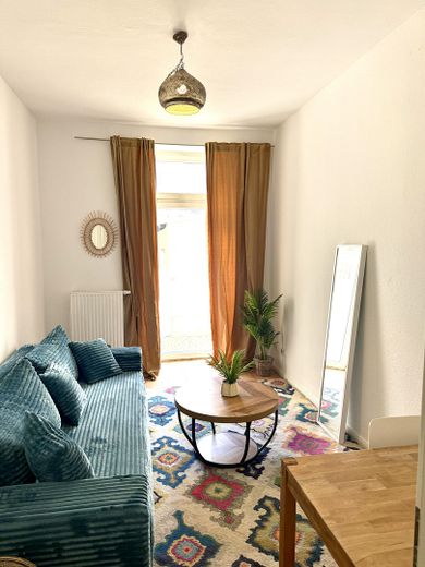 Nähe Frisenius Universität. Möblierte Wohnung ab sofort zu vermieten. – Wohnbereich