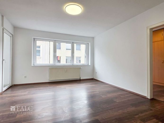 Charmante Stadtwohnung mit Balkon im Herzen von Duisburg-Ruhrort – Wohnzimmer