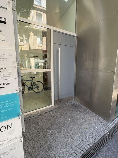 Eigenständige Büro- / Praxisfläche in Toplage der Bonner City - seltene Gelegenheit! – Hauseingang