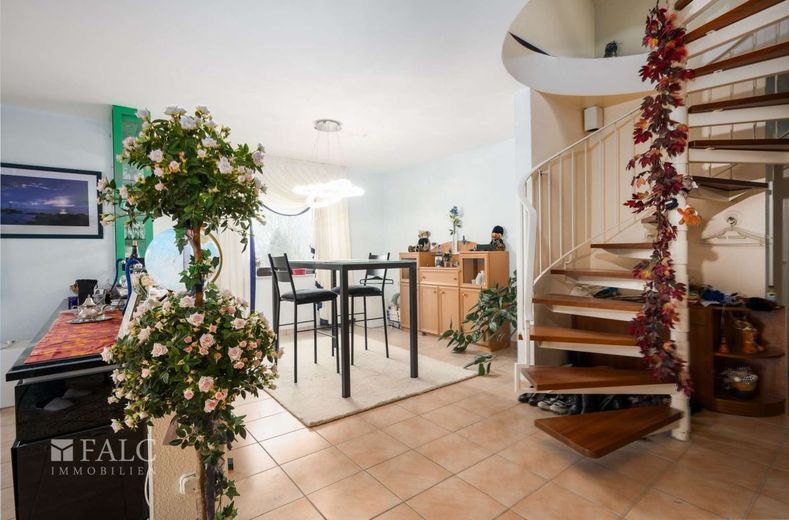Helle Maisonette-Wohnung mit Terrasse, Fußbodenheizung und eigenem Saunaraum – Wohnzimmer