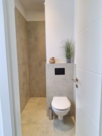 Gäste-WC mit Dusche EG