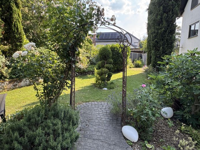 Wohnen am Wasser: Ehemaliges Mühlenanwesen mit Pool, Bachgrundstück und 3 Wohneinheiten – Garten
