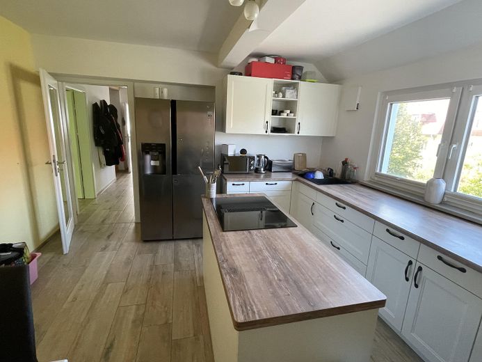 moderne DG-Maisonette, ideal für Familie mit Kind – Küche