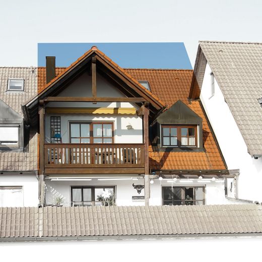 Avis aux investisseurs : duplex habité et meublé de 4 pièces avec cuisine, salle de bains et WC supplémentaires, dans un quartier calme proche du centre – Südseite von aussen
