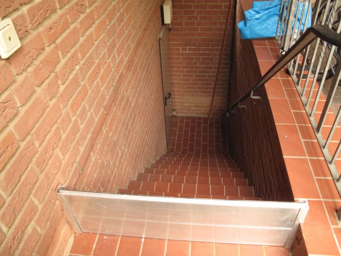 Kellereingang vom Carport aus