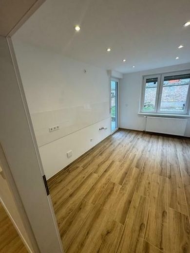 Erdgeschoßwohnung - Innenstadt - alles zu Fuß erreichbar - beste Wohnlage - worauf Warten? – 19 Küche mit Balkonzugang