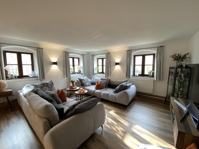 Eşsiz, komisyonsuz! Konut/lifestyle malikanesi, 3 daire, yaklaşık 480m² kullanım alanı, 800m² depo alanı, 7000 m² arsa – Wohnbereich OG-Wohnung