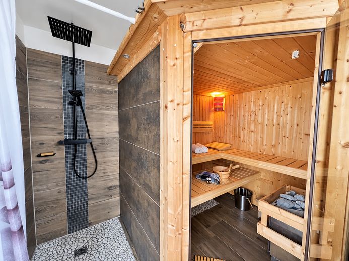 Winkelbungalow mit Sonnenterrasse und großzügigem Wohnambiente – Sauna 2