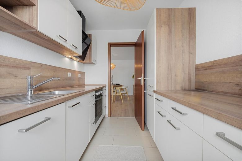 Renovierte 2,5-Zimmer-Wohnung mit Balkon, Einbauküche und Tiefgaragenstellplatz in Ostfildern – Küche