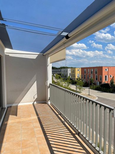 Sonniger Balkon mit Markise