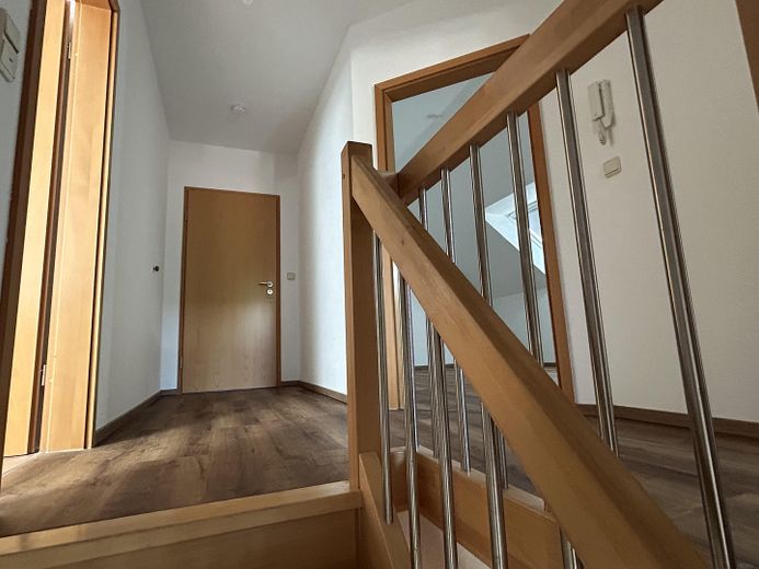 3,5Zi-Maisonette-Wohnung,2Garagen,Balkon,Küche,Kamin,GästeWC,Niedernhausen,Schäfersberg. – OG Flur von Treppe aus