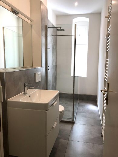 Stilvoll modernisierte Altbauwohnung mit Balkon im beliebten Florakiez – Badezimmer