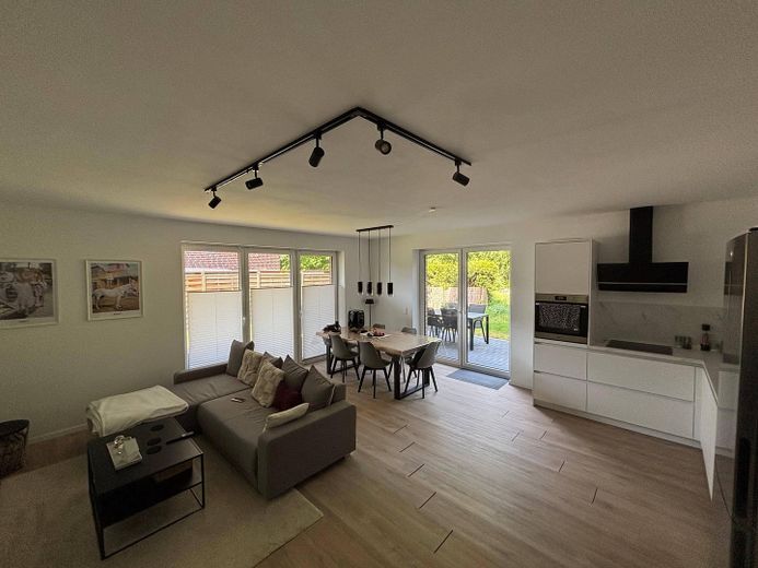 SHS (zentrumsnah): ETW (Bj. 2023) im EG | 2,5 ZKB ca. 70 m² | Keller+Garten, optional Stellplatz – Wohnzimmer