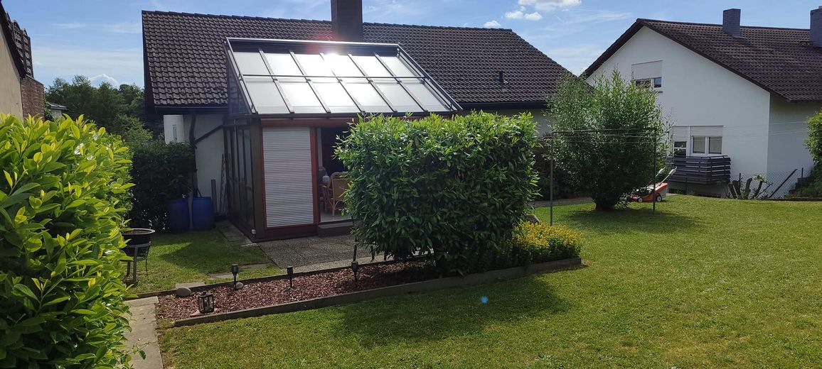 Einfamilienhaus mit Einliegerwohnung, Wintergarten, Garage und Gartenparadies auf 708 m2 – Außenansicht 8