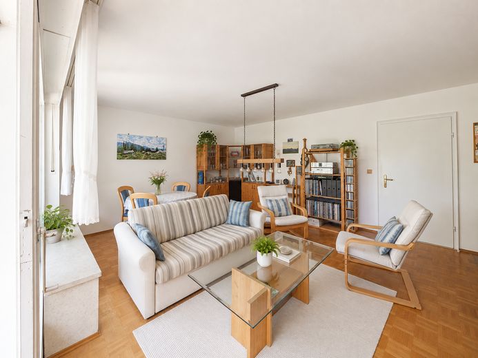 Ruhige 3-Zimmer-Wohnung in Harlaching mit zwei Balkonen und Grünblick – Helles Wohnzimmer mit Balkon