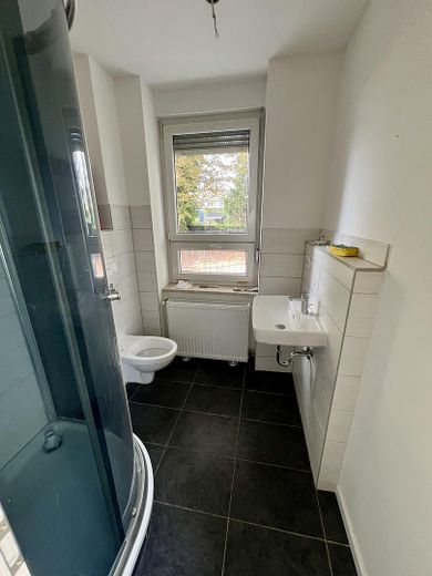 Appena ristrutturato: moderno appartamento di 2 locali | Cucina componibile | ampio balcone – Duschbad mit Fenster