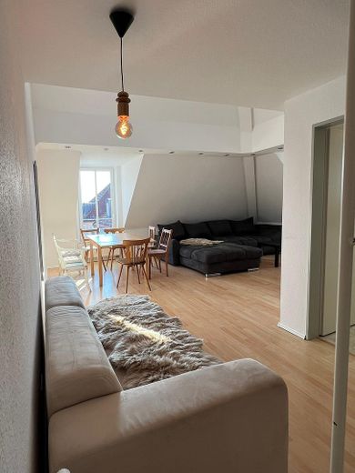 Helle 62 m² Galeriewohnung mit Einbauküche & Stellplatz in Weingarten – Wohnzimmer/Esszimmer