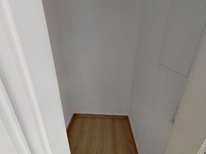Appartamento ben distribuito con 2 locali, BALCONE e bagno con vasca – Abstellraum
