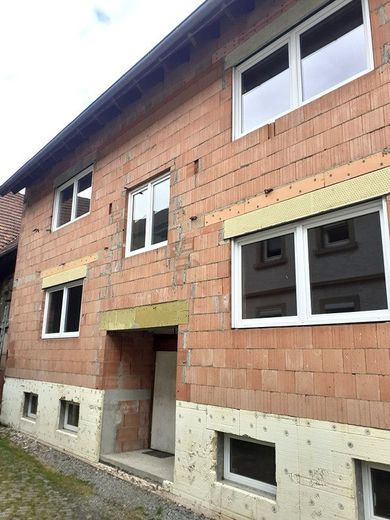 Na sprzedaż podpiwniczony budynek wielorodzinny z 2013 roku w stanie surowym – odpowiedni jako inwestycja kapitałowa – Zdjęcie 3