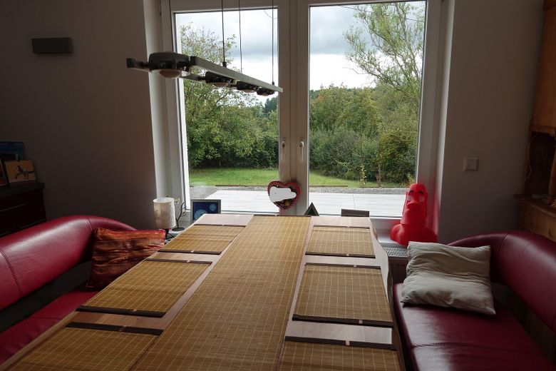 Domaine rural isolé avec infrastructure autonome – 4 ha, fonctionnement en îlot, autosuffisance | Sans agent immobilier – Esszimmer mit Blick in Garten