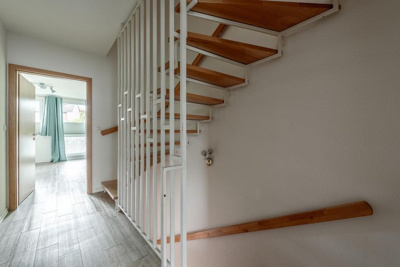 Zentrales und energieeffizientes Townhouse mit Tiefgarage und Keller – Flur 1. OG