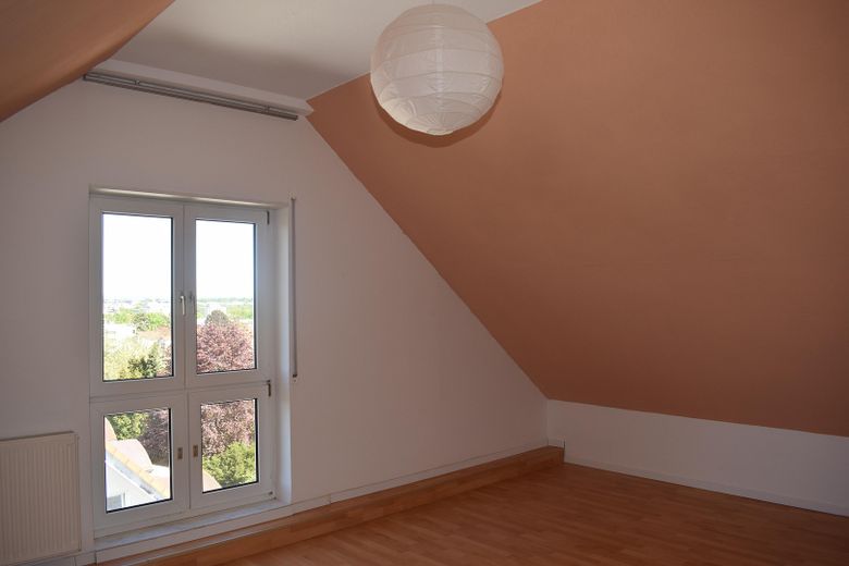 Provisionsfrei! 3-Zimmer Maisonette im 3. OG – Dachstudio (I)