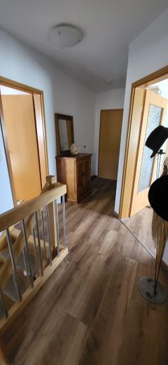 Niedernhausen, Am Schäfersberg. 3,5 Zi-Wohnung im 3-Familienhaus mit 2Garagen, 31qm Balkon & Garten – Flur Schlafzimmerebene OG