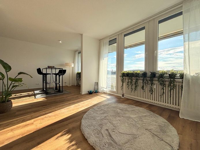 Modernisierte 4,5-Zimmer-Wohnung mit großem Balkon und Tiefgarage in Balingen – Fensterfront Wohnbereich