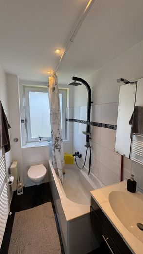 Einfach einziehen: Top-Sanierte Eigentumswohnung in Alt-Vinnhorst – Bad - Regendusche