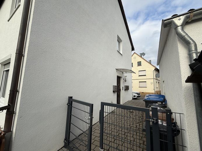 Multi-family house with large lot (3 units), ideal as a multi-generational home, for owner-occupiers or as an investment property – Außenansicht