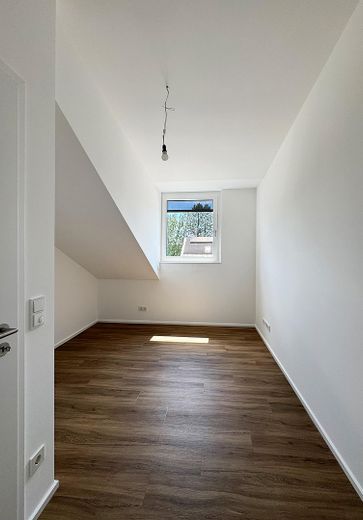 Prima locazione: moderno appartamento mansardato di 4 locali con balcone a ovest e aria condizionata a Anzing - WE07 – Kind 1