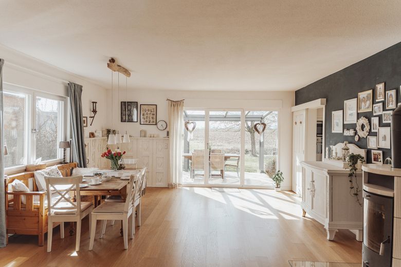 Field-edge location & sunset, detached single-family house with 224 sqm and PV system – Esszimmer mit Blick zum Westen