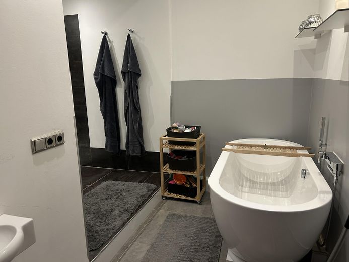 Besondere Kapitalanlage mit Eigennutzungsoption – Haus-im-Haus und fünf Mietwohnungen – Badewanne