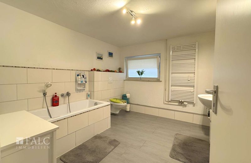 ***Großzügiges Wohnen auf drei Etagen mit Kamin, Balkon und separater Einliegerwohnung*** – Badezimmer KG