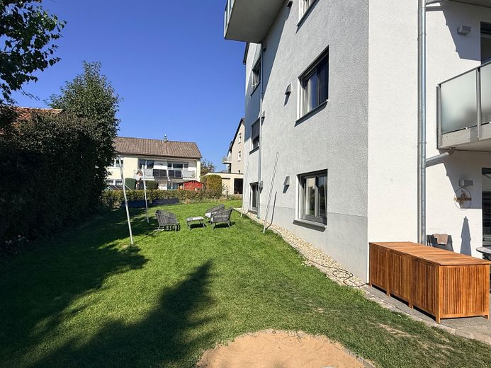 Ogród marzeń w nowym budownictwie: ekskluzywne 3-pokojowe mieszkanie na parterze z ogromnym prywatnym ogrodem i kuchnią – Blick in den Sonnengarten