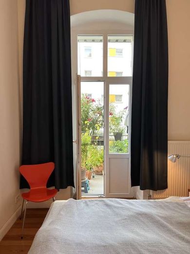 Tolle 4 Zimmer Altbauwohnung in Kreuzberg mit Wohnküche nahe Paul-Lincke Ufer, Südbalkon, Parkett – Schlafzimmer zum Hof