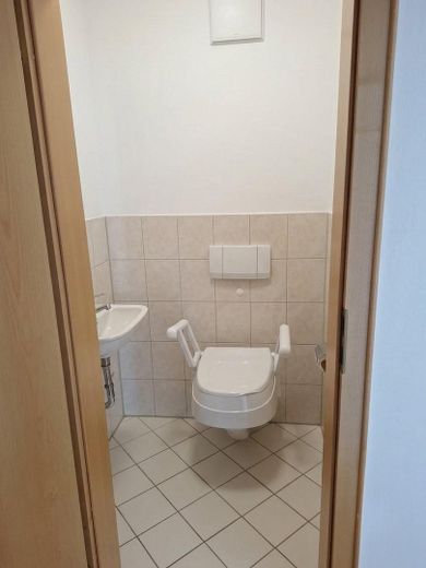 „Your morning coffee with river view – 3 rooms, loggia & unobstructed water location in Leipzig Plagwitz“ – Toilette