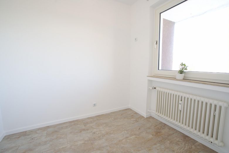 Lichtdoorstroomd appartement met keuken en balkon – Foto 6