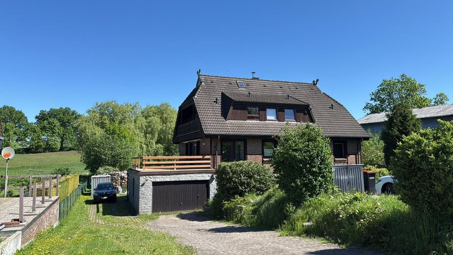 Mehrfamilienhaus/ Generationenhaus mit großem Grundstück – Frontansicht